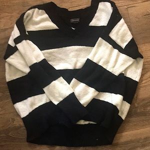 M black and white sweater supper cute!